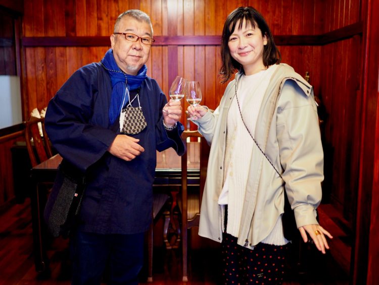 八戸酒造で乾杯する師匠と弟子。