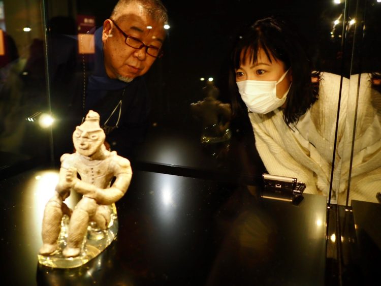 縄文時代後期後半（約3500年前ごろ）につくられたとされる「合掌土偶」。