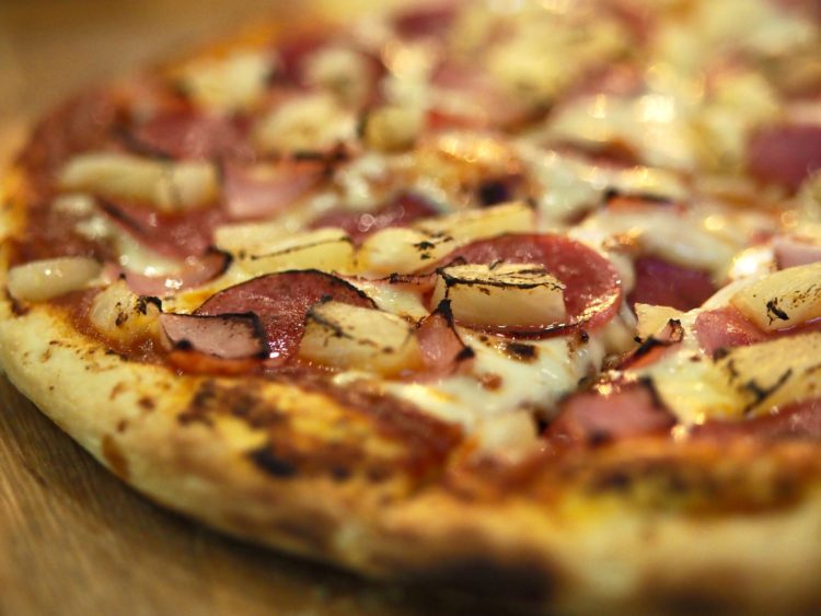 ピザは７種類。ロテサリーチキン、ケイジャンシュリンプなどフード充実。