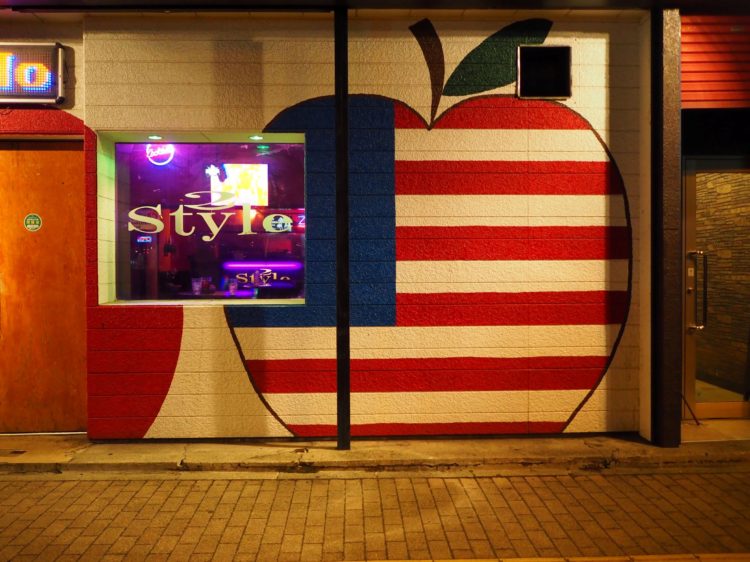 まさにアメリカンなご機嫌なBAR「2STYLE」。この対面にあるのが本日の最終ミッションの……