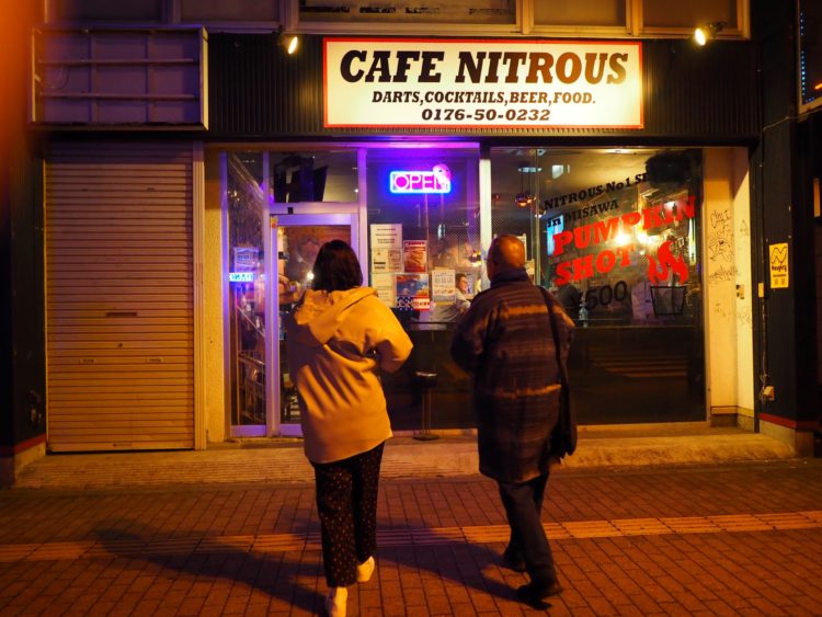 お向かいのBARへと急ぐ【ミステリーハンター＆小説家コンビ】。