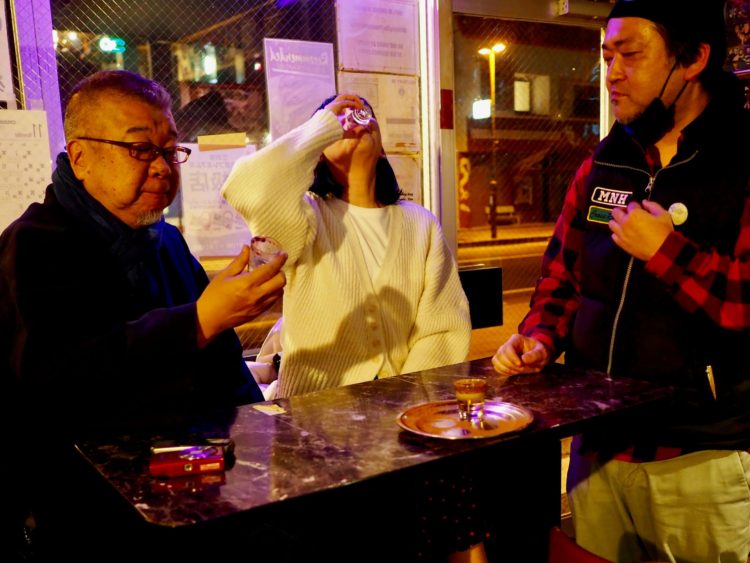 冒頭“火柱”を立てていたのが、こちらの名物「パンプキンショット」。炎を出すためスピリタスを。一気に呑み干すのが流儀です。眞理子さん、お見事！　右が今回の案内人・CROSS×ROAD代表の坂本亘さん。ナイスな夜をありがとう！