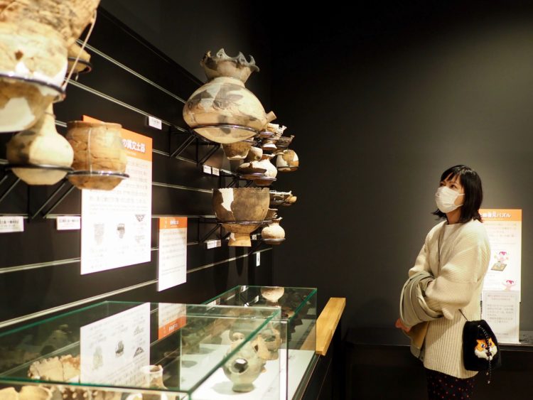 縄文土器といえども、その形状はさまざま。知られざる縄文の文化、暮らしに感嘆しきり。