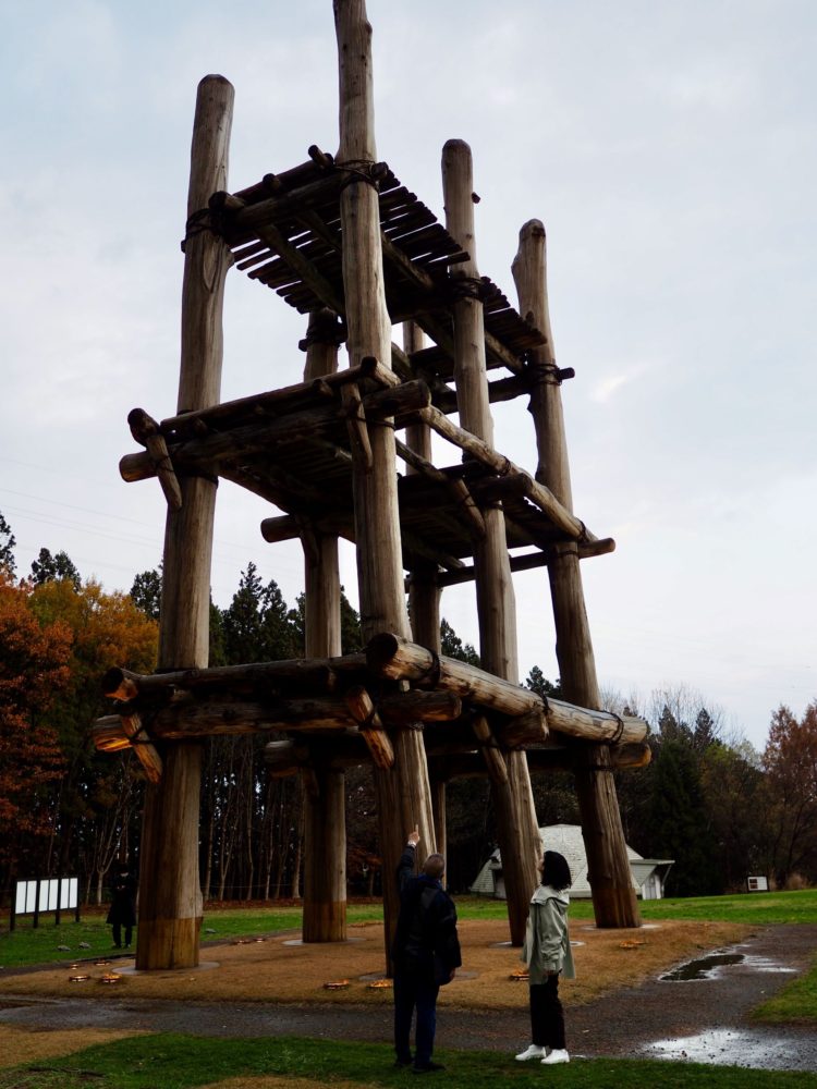 雨上がり……露に濡れた「大型掘立柱建物＊復元」は神秘さを増していた。