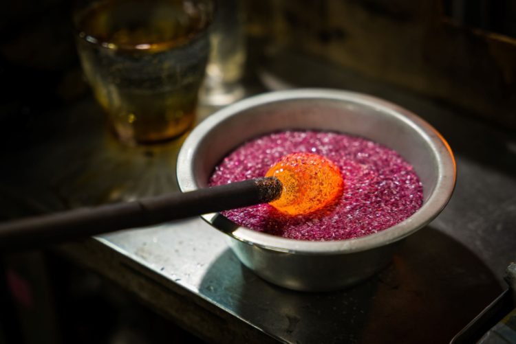 色ガラスの粒で色付け