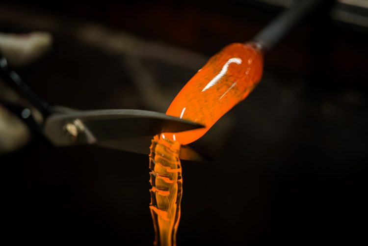 余分なガラスをハサミでカット