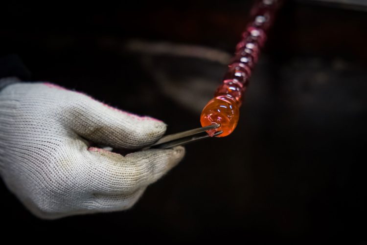 りんごの先の部分を成形