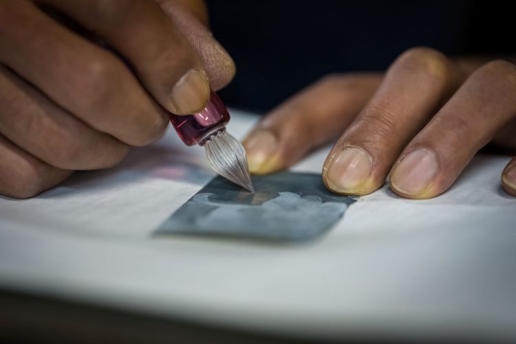 指先に伝わる感覚で研磨