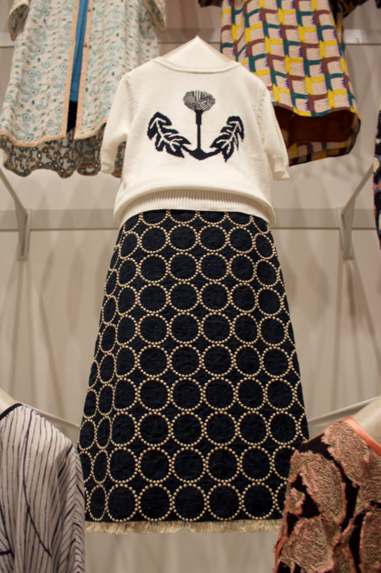 私が見つけたお気に入り。シンプルな中にも、スカートのタンバリンと裾のフリンジが印象的で、色も実際に見ると真っ黒ではなく少し青色がかっているのが気に入りました。トップスのお花の柄も好き。