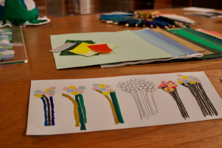 切り絵、紙粘土、消しゴムスタンプ、クレヨン、鉛筆などを自由に使います。