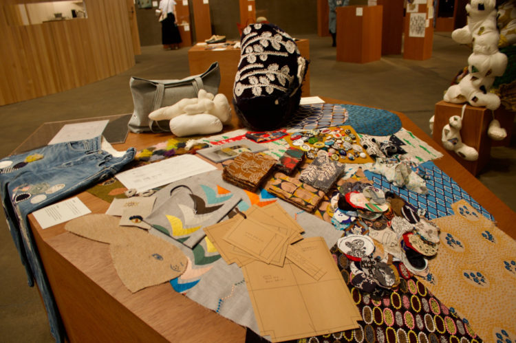 作られた材料をできるだけ無駄にしない精神で、余ったハギレも捨てずに活用します。