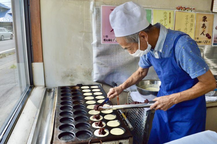 おやきを焼く信平和雄さん