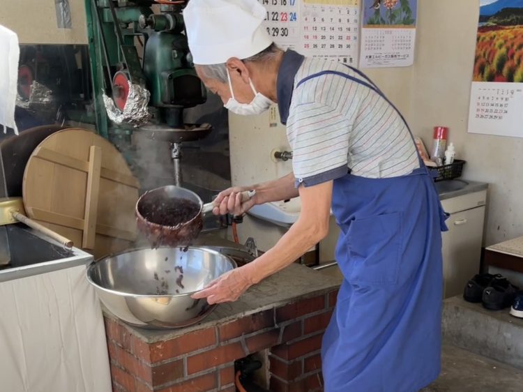 完成したあんこをすくいます