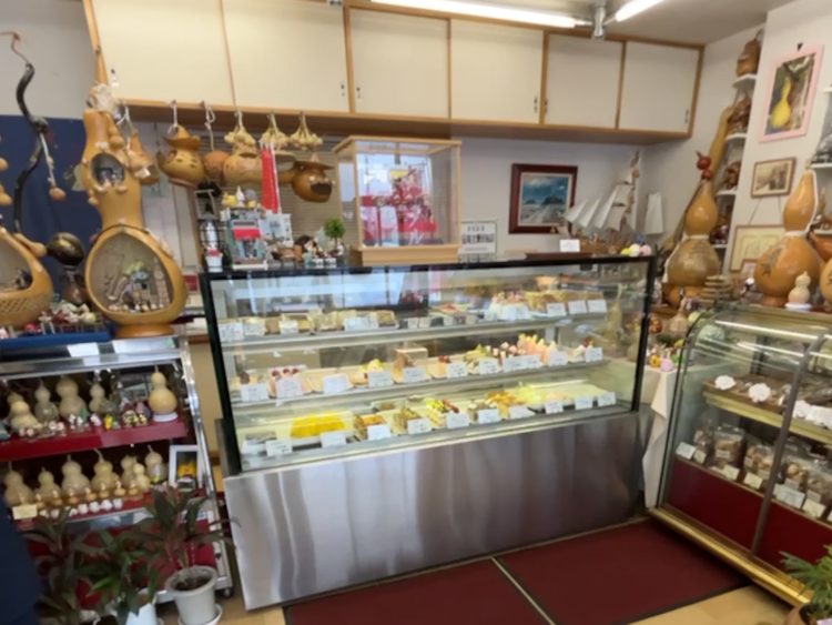 ケーキのショーウィンドウの周りにはひょうたんアートの数々