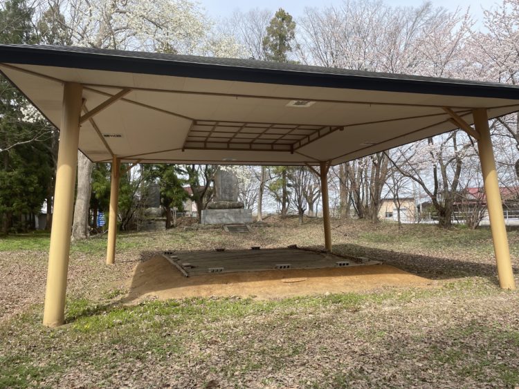 正面、向正面、東、西と書いた紙が貼ってあります。