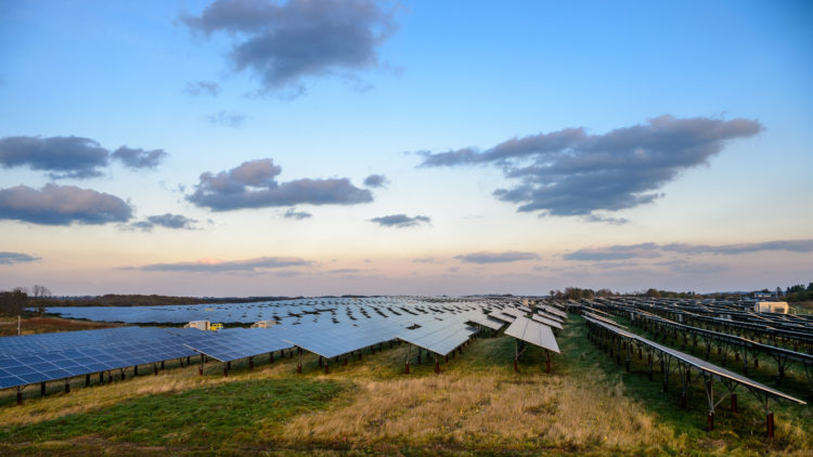 雲と太陽光パネル
