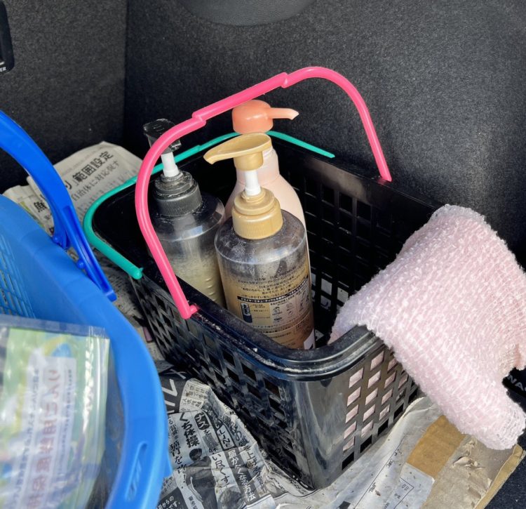 車に積まれた風呂道具の写真