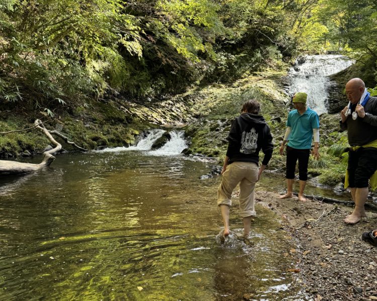 川に足をつけているところ