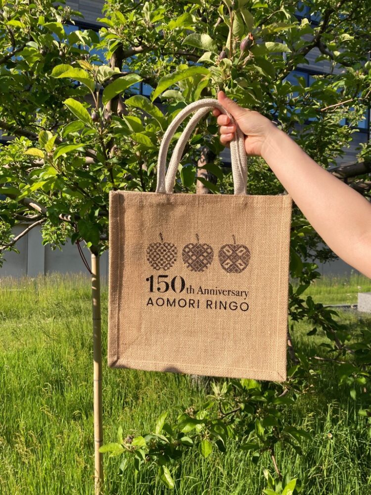 青森りんご植栽150周年ロゴマーク入りデザインバッグ